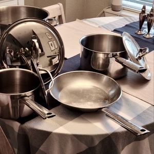 7 PC. Cuisinart cookware.